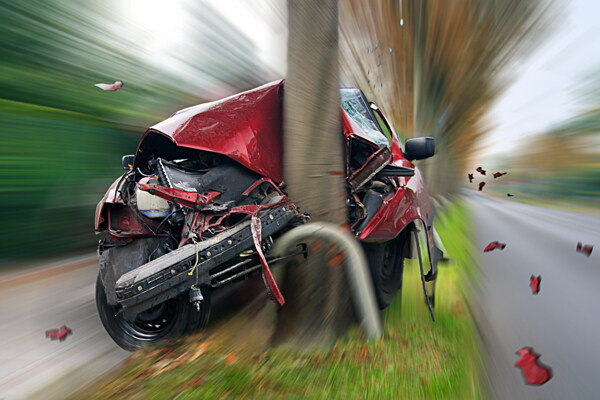 轿车撞上树木的瞬间图片