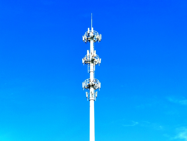 蓝天中的信号塔