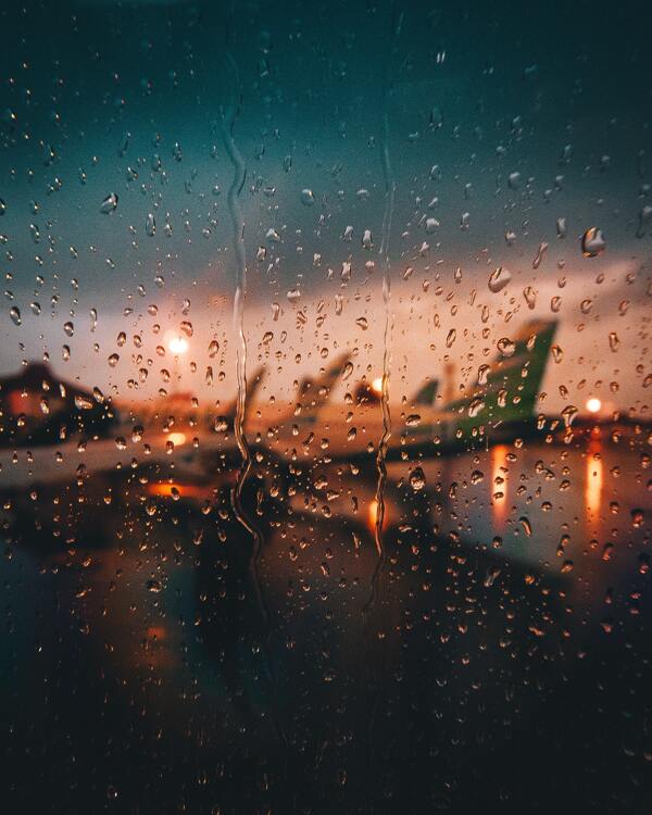 雨天朦胧的机场