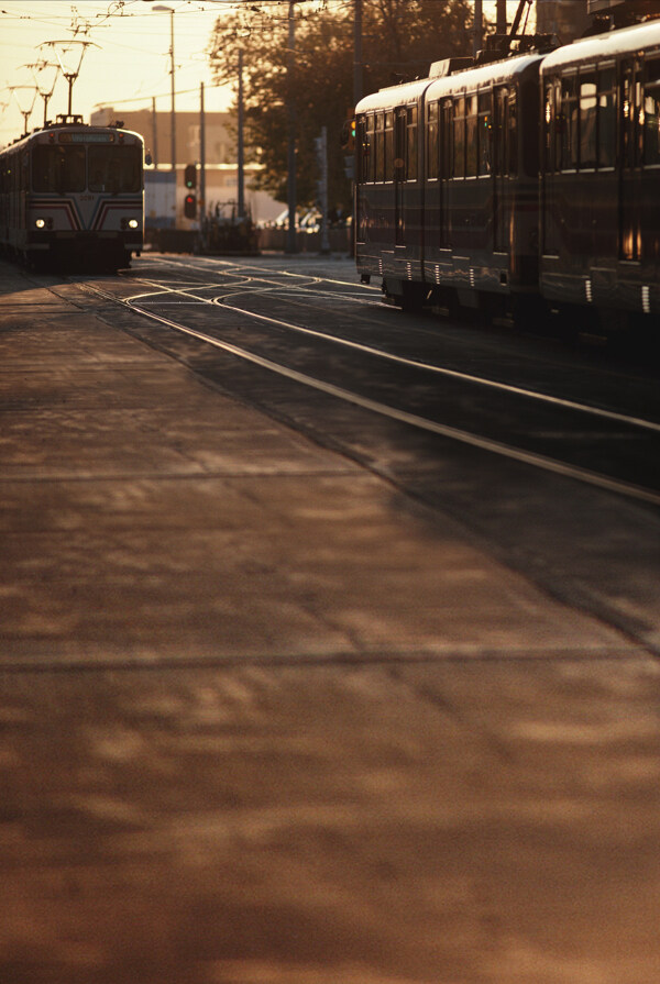 两车交会时的火车影楼摄影背景图片