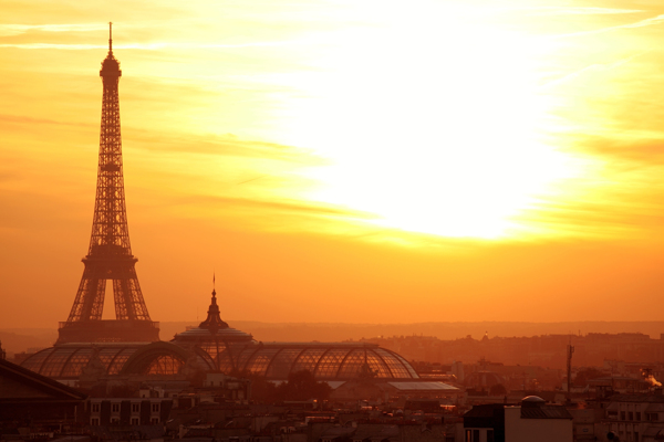 朝阳中的巴黎埃菲尔铁塔高清摄影图片
