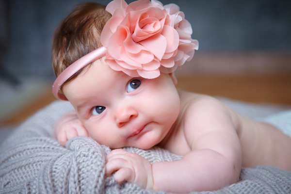 头戴花朵的婴儿图片