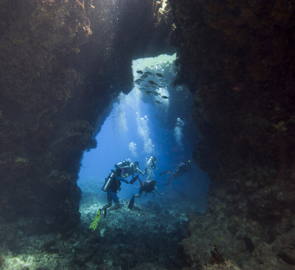 海里岩洞里的潜水员图片