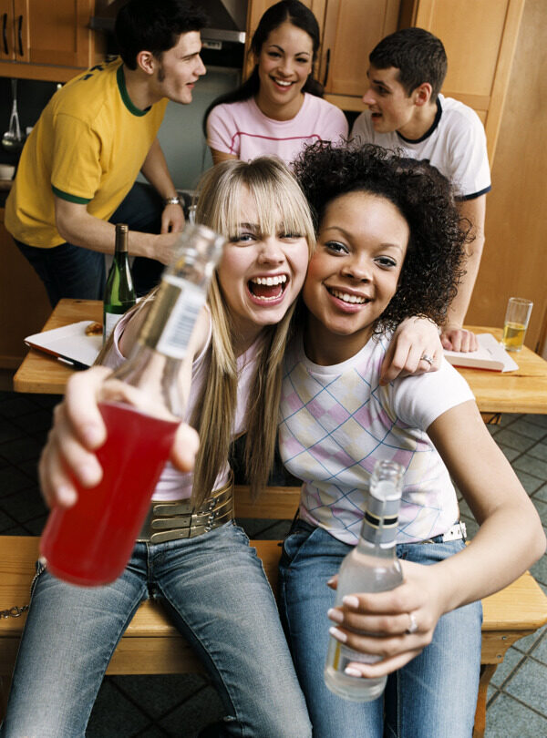 开心喝酒的青年男女图片