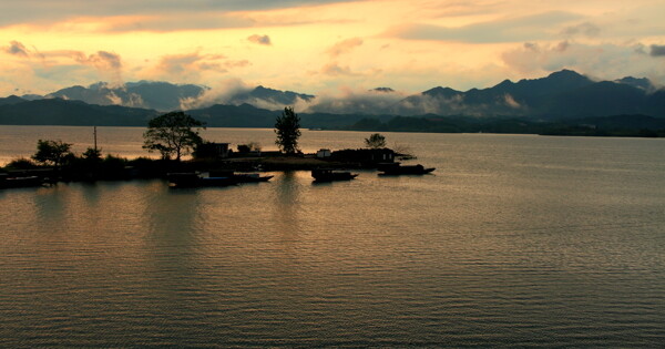 夕阳下的湖图片