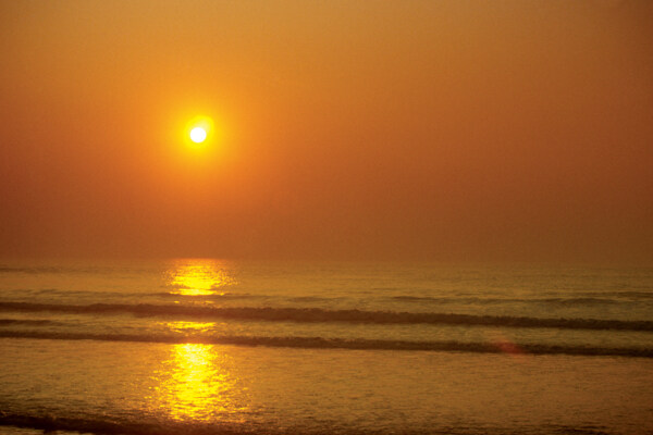 夕阳西下的海边景色图片