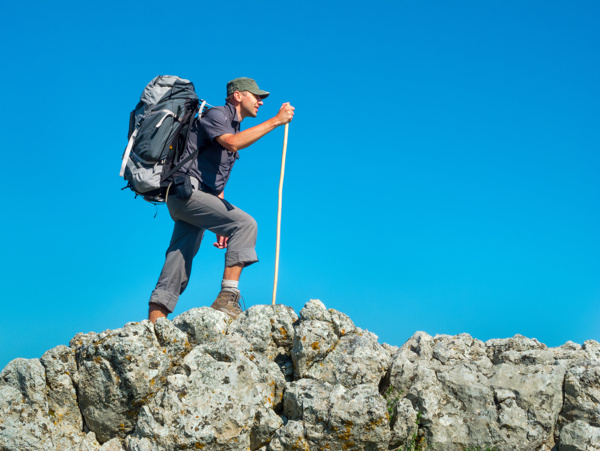 背包登山的外國男人圖片