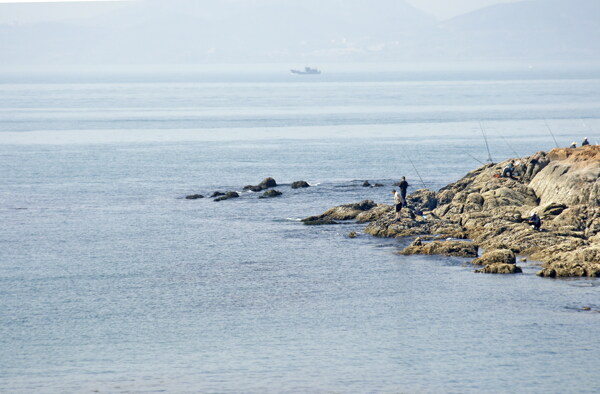 海邊釣魚人圖片