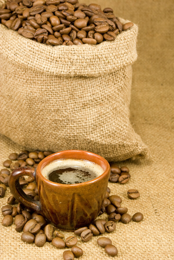麻袋里的咖啡豆与咖啡