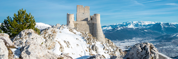 雪山上的城堡风景图片
