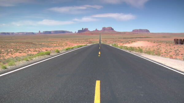 长的沙漠公路3辆摩托车过去股票视频缩放视频免费下载