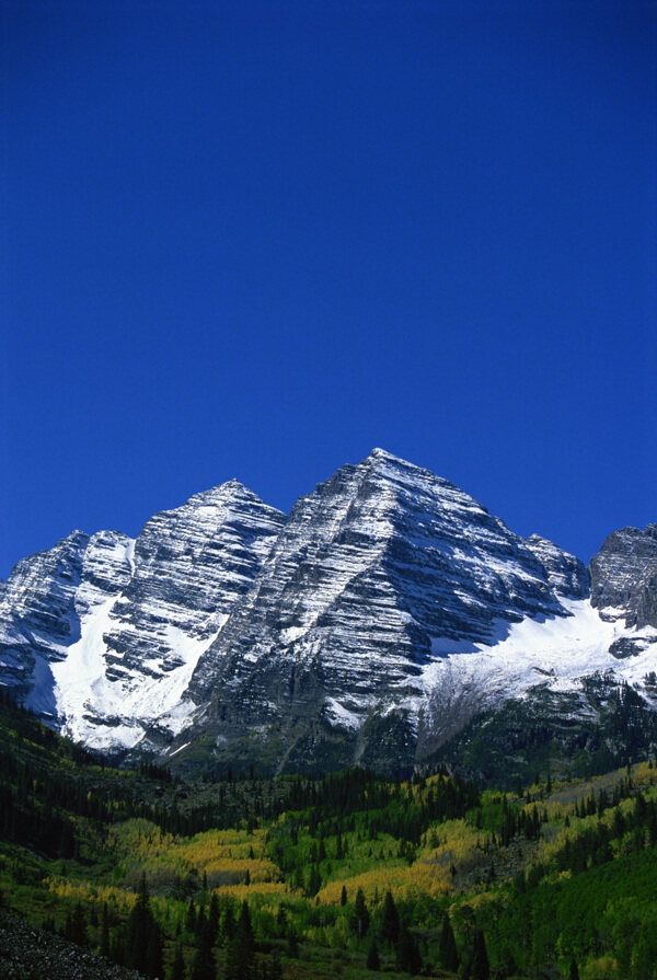 蓝天下的雪山山峰