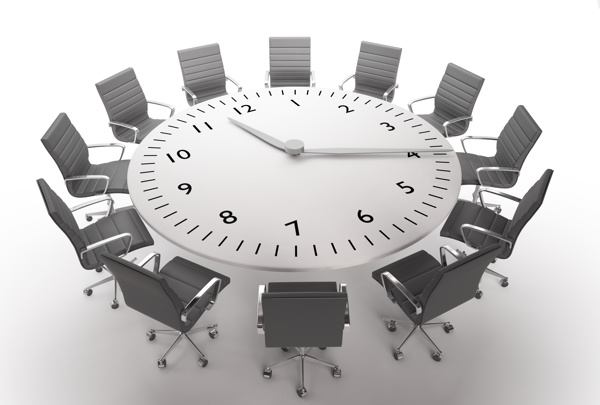 会议桌与时间钟表图片