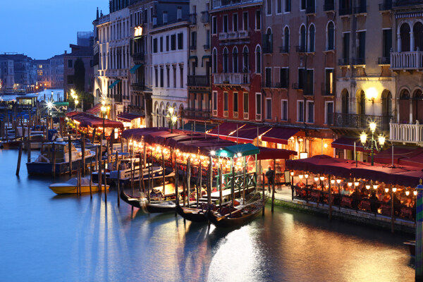 夜色下的威尼斯码头图片图片