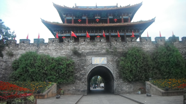 大理古城門圖片