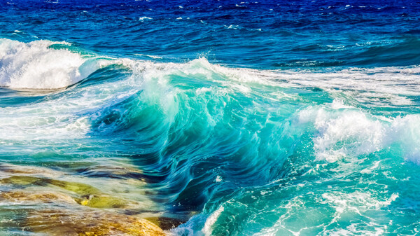 大海中波涛汹涌的海浪