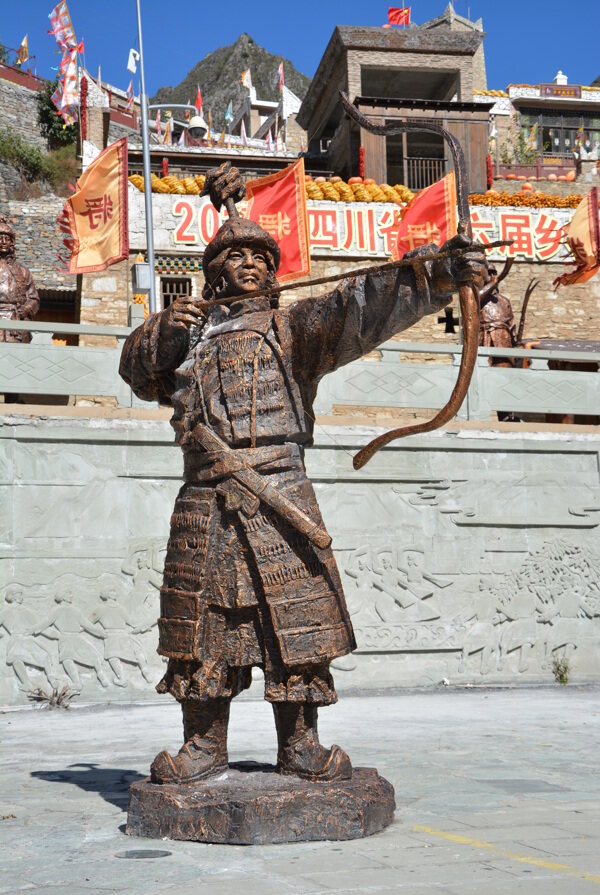 甘堡藏寨弓箭手塑像