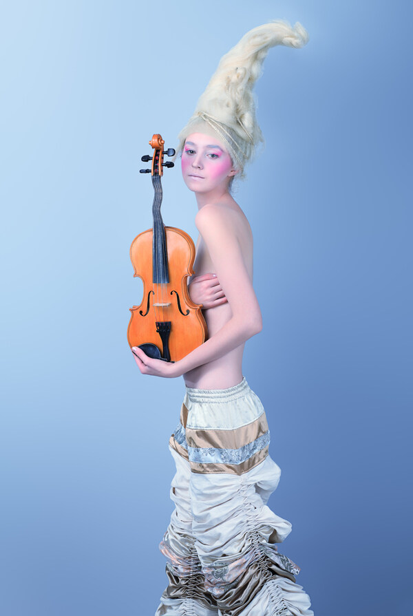 金发女郎与小提琴图片