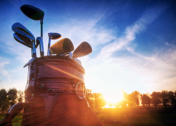 阳光下的高尔夫球杆图片