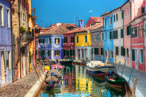 颜色鲜艳的欧洲小镇图片