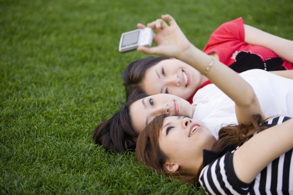 躺在草地上的快乐女孩图片
