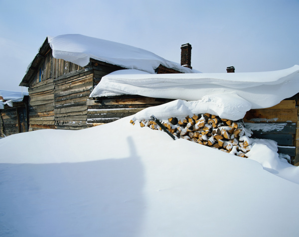 白雪覆盖的小木屋图片