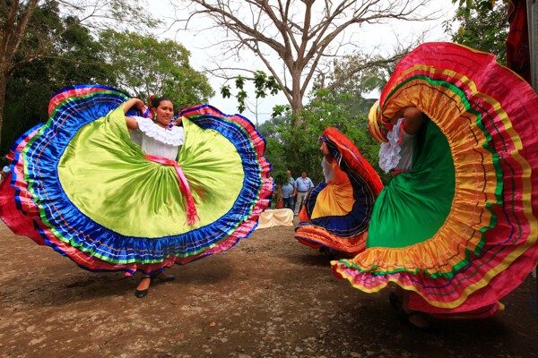哥斯达黎加女青年跳起民族舞蹈图片