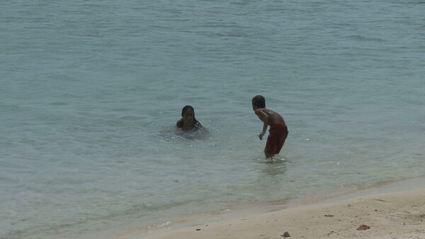 波拉波拉岛的孩子们玩股票视频水