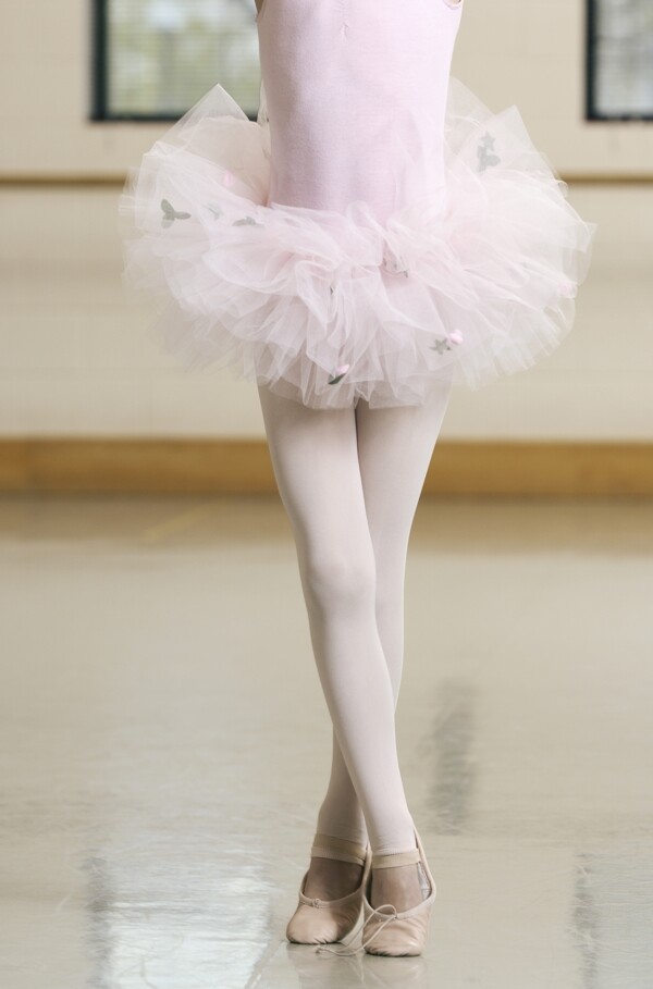表演芭蕾舞的小女孩图片