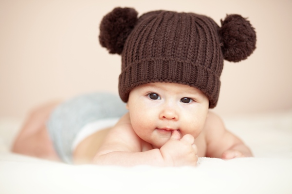 戴毛线帽的婴儿图片