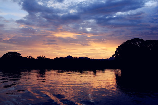 黄昏河流风景图片