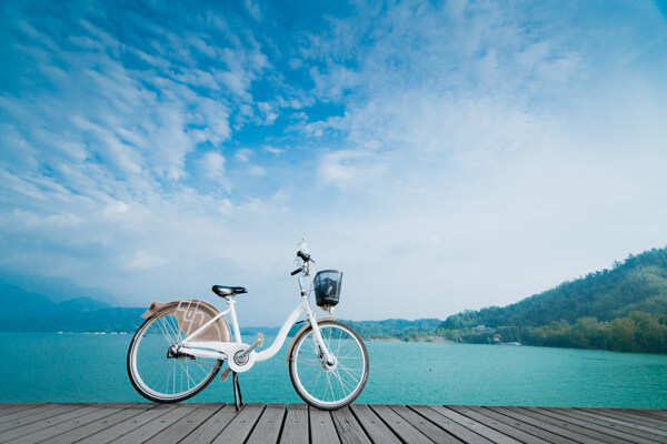 海边自行车旅游背景海报素材图片