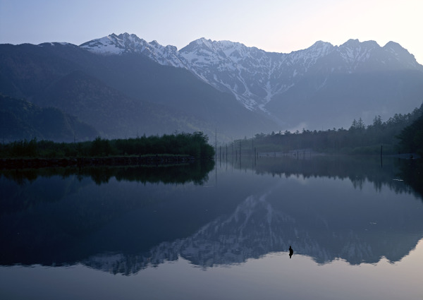 美丽山峰湖泊美景图片