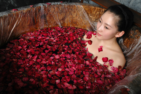 曹馨月浴池玫瑰花瓣图片