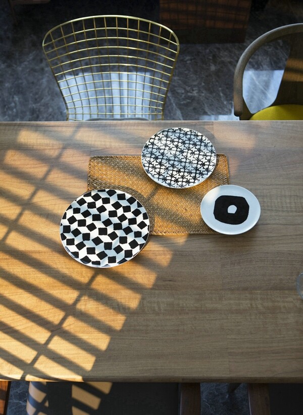 现代时尚客厅方形木制餐桌室内装修效果图