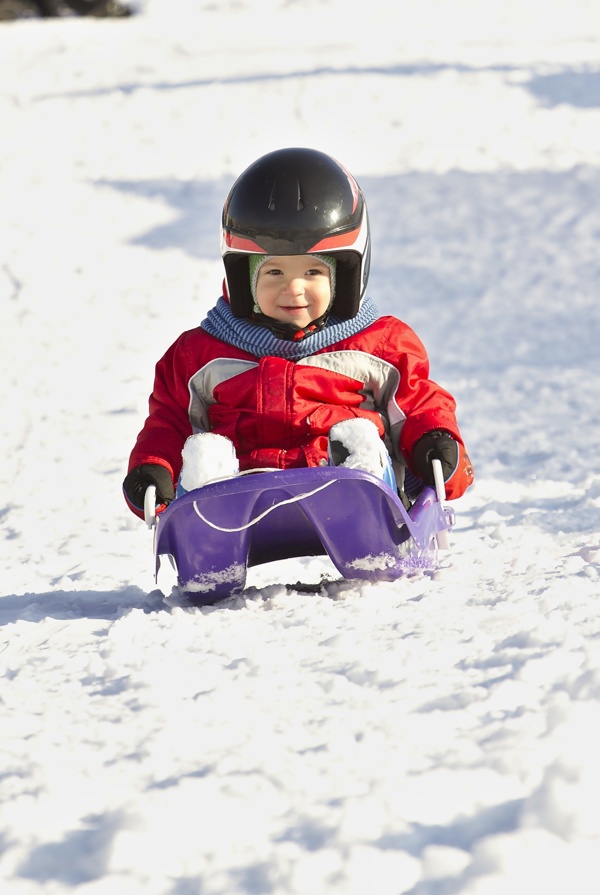 开心滑雪的儿童图片
