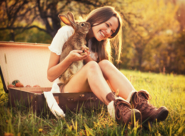 抱着兔子的美女