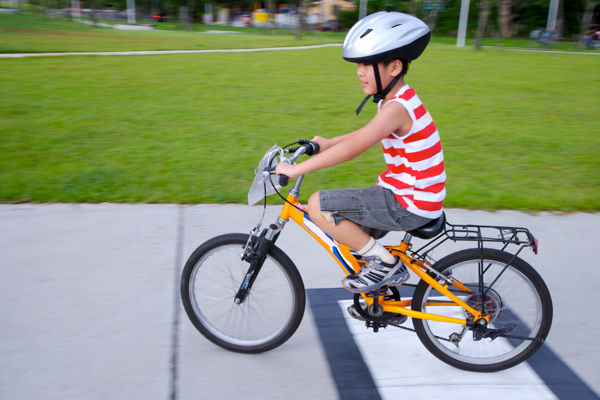 亲子休闲脚踏车自行车脚踏车赛车户外运动车道风景草坪