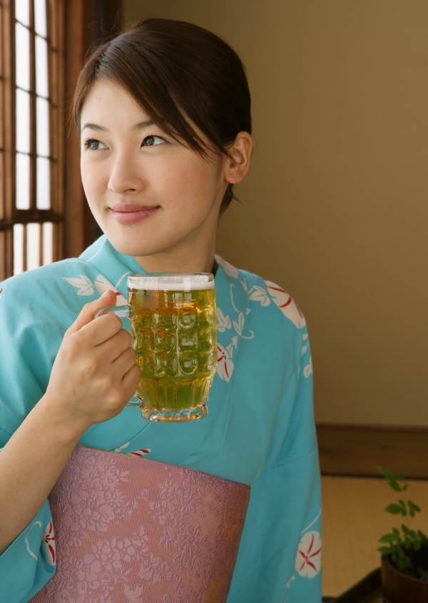 喝啤酒的日本美女图片