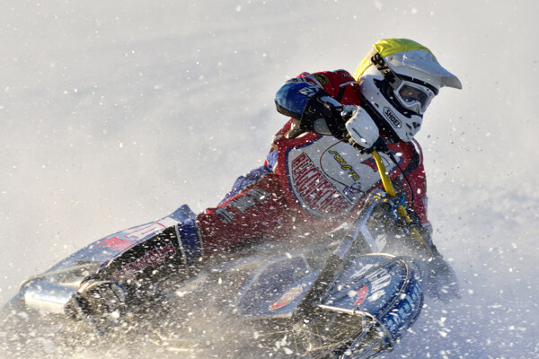 冰天雪地摩托车比赛图片