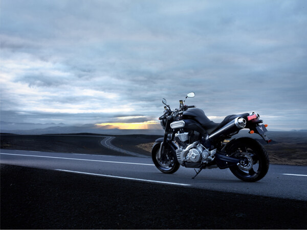 公路上的新款摩托车图片