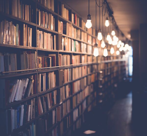 夜色下的圖書館