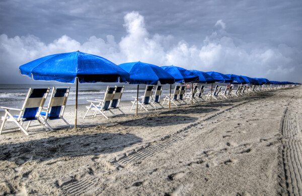 沙滩上的太阳伞雨伞蓝色的海滩太阳伞图片