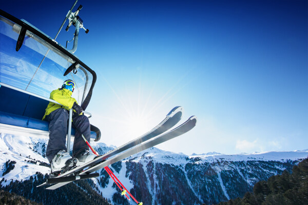 坐在缆车上的滑雪人物图片