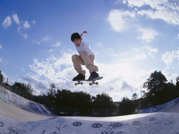 腾空跳跃的滑板青年图片