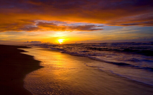 清晨海边日出风景图片