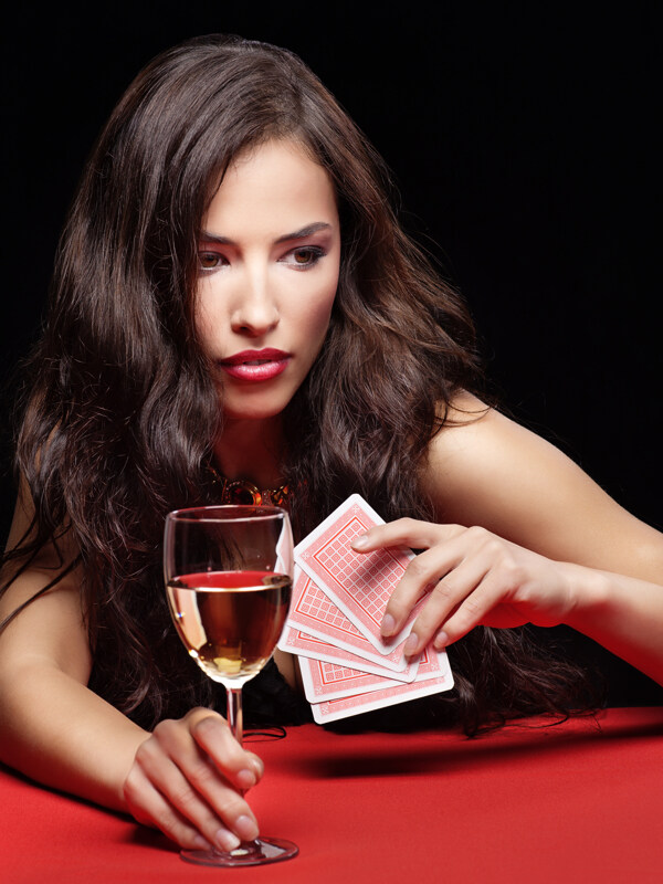 手拿扑克牌的女人图片