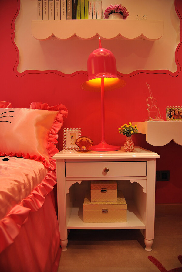 红色卧室床头柜床头灯设计图