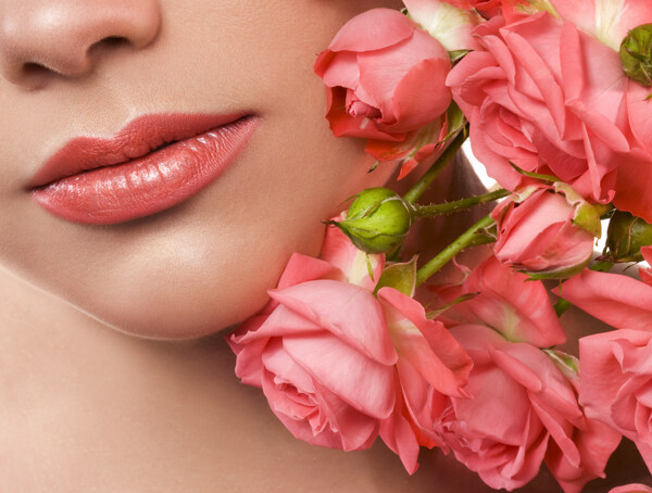 女性嘴唇与玫瑰花特写图片