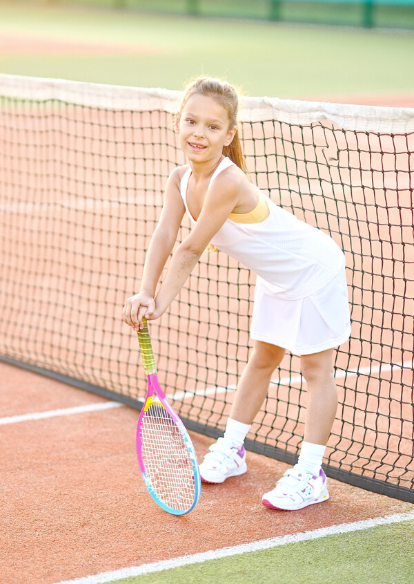 打网球的小女孩图片